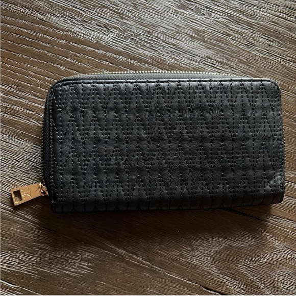 Badgley Mischka Black Quilted Design Leather Wallet with Gold Accents 🚩 - Picture 2 of 7